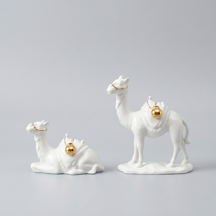 Figurines chameau en céramique avec détails dorés