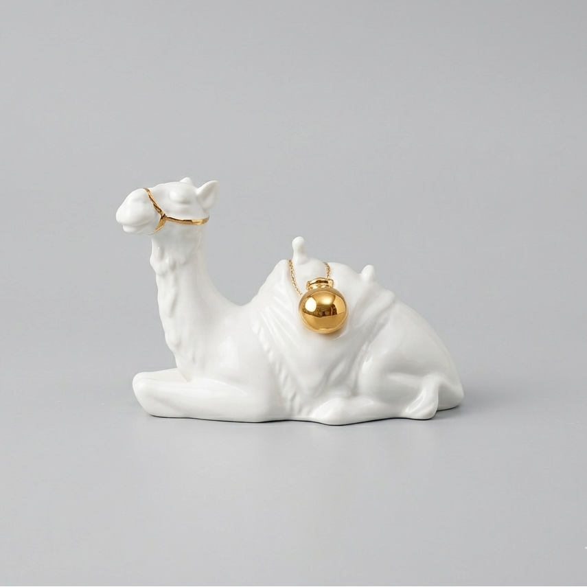 Figurines chameau en céramique avec détails dorés