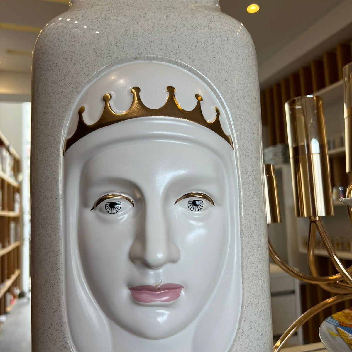 Vase Lang Face Statue
