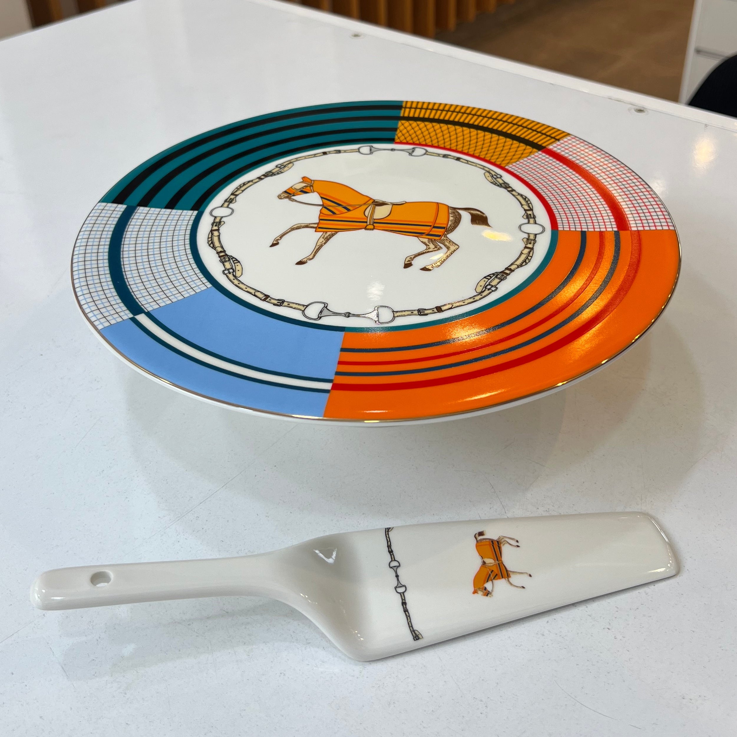 Plat Sur Pied Avec Pelle – Le Cavalier