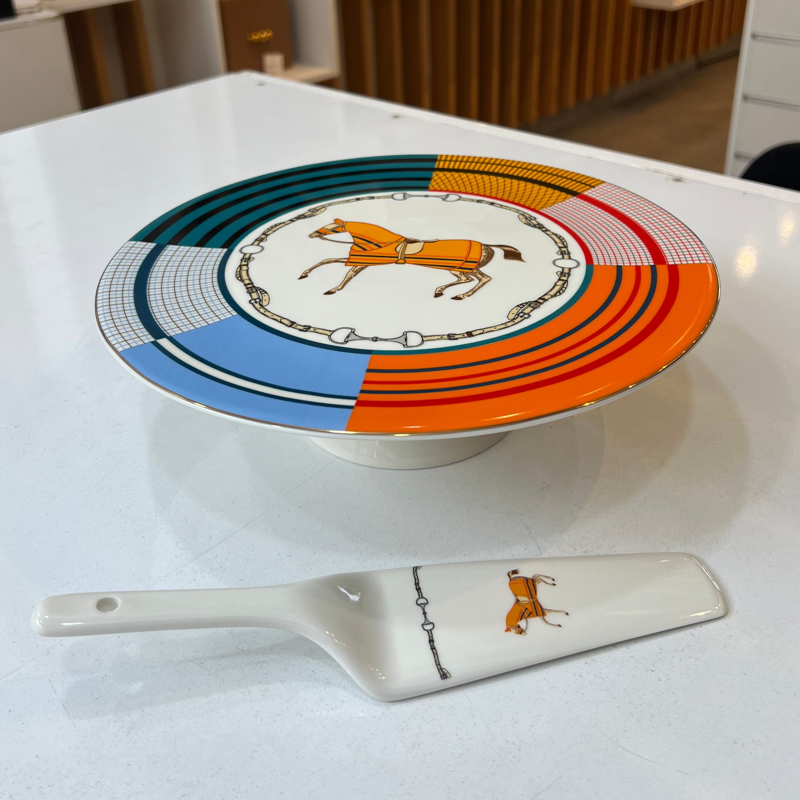 Plat Sur Pied Avec Pelle – Le Cavalier