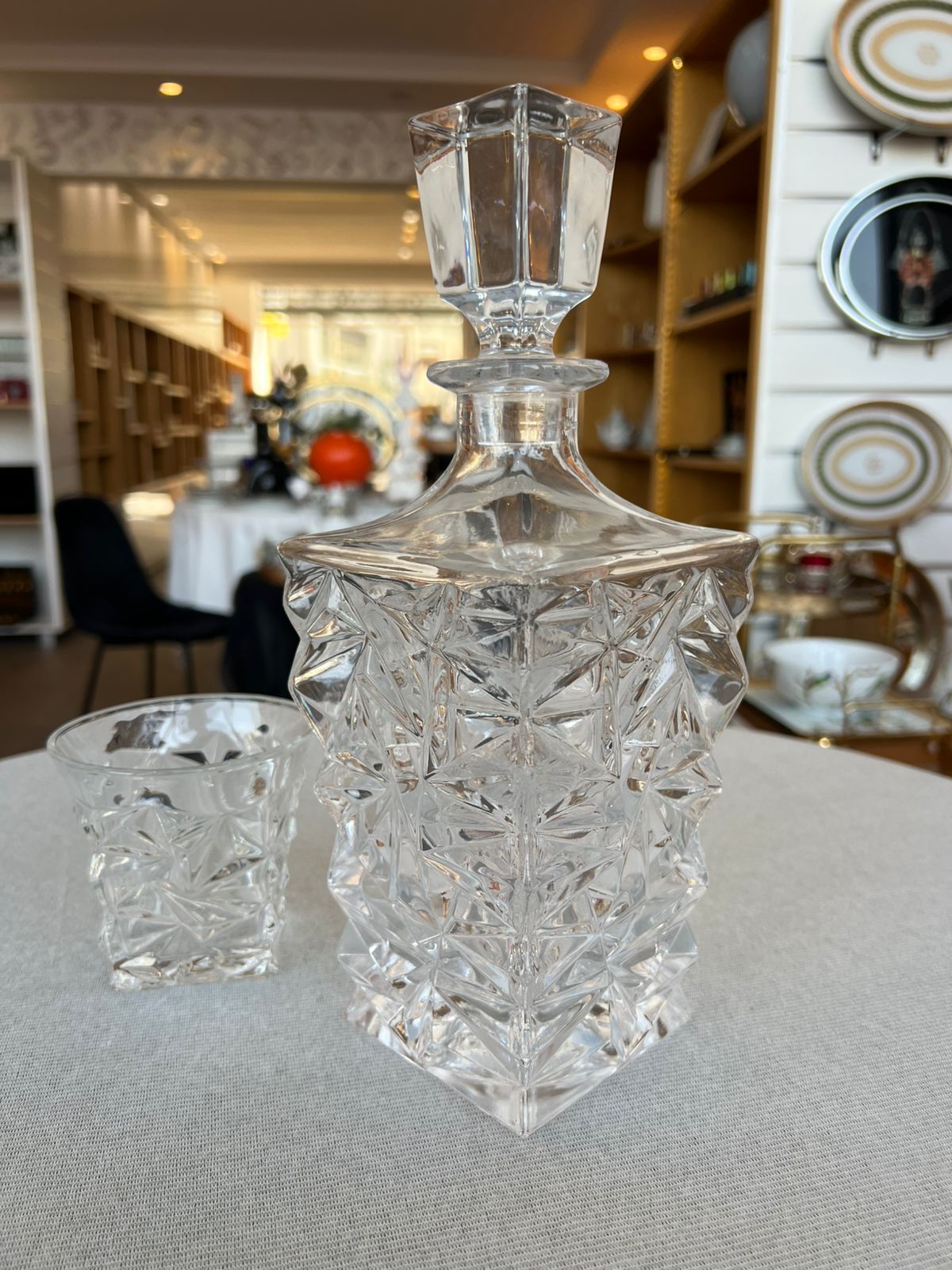 Carafe Au Design Sculpté Avec 6 Verres Élégants